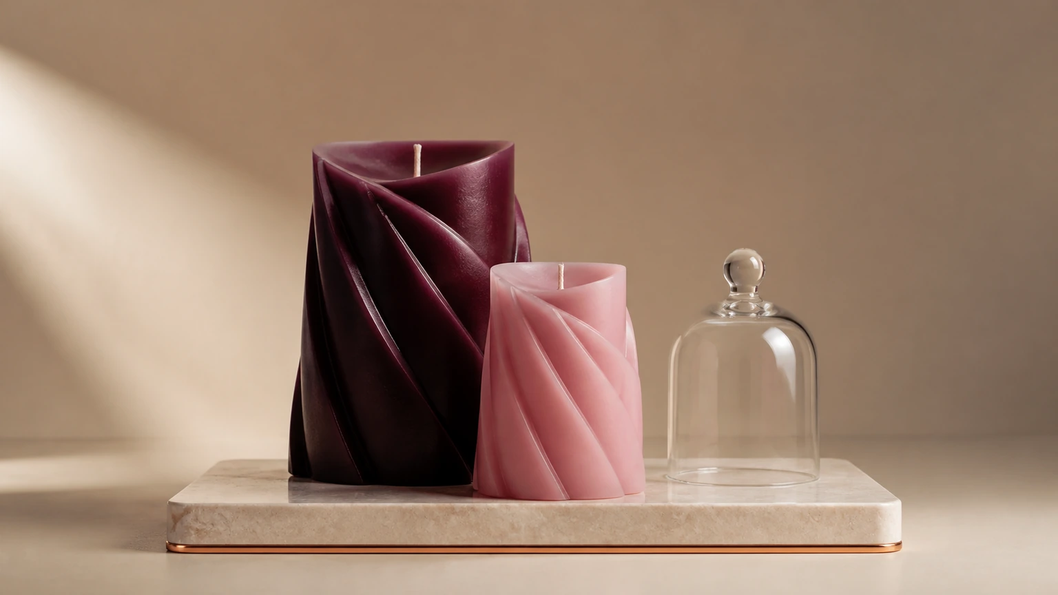 Illustration : bougies sculptées, cloche en verre.