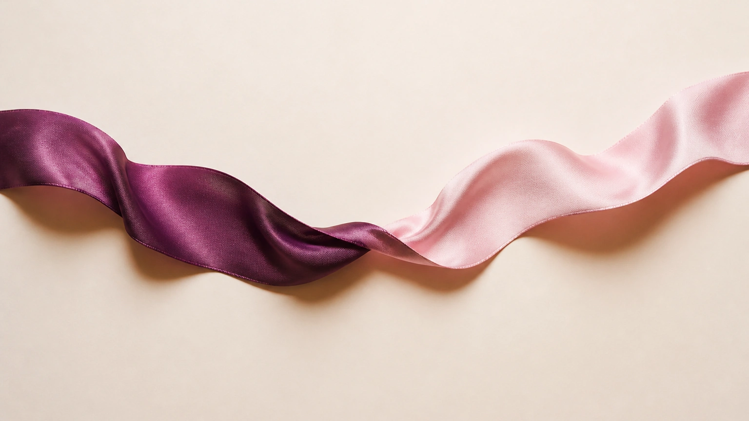 Illustration : rubans de soie, texture mate, ombres douces.
