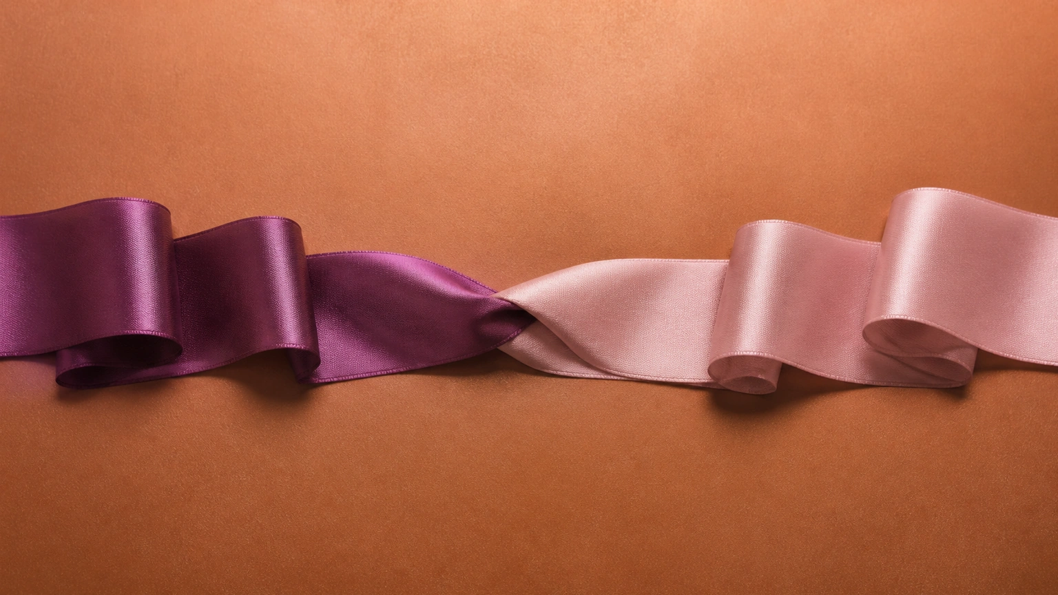 Illustration : rubans de soie, texture mate, ombres douces.