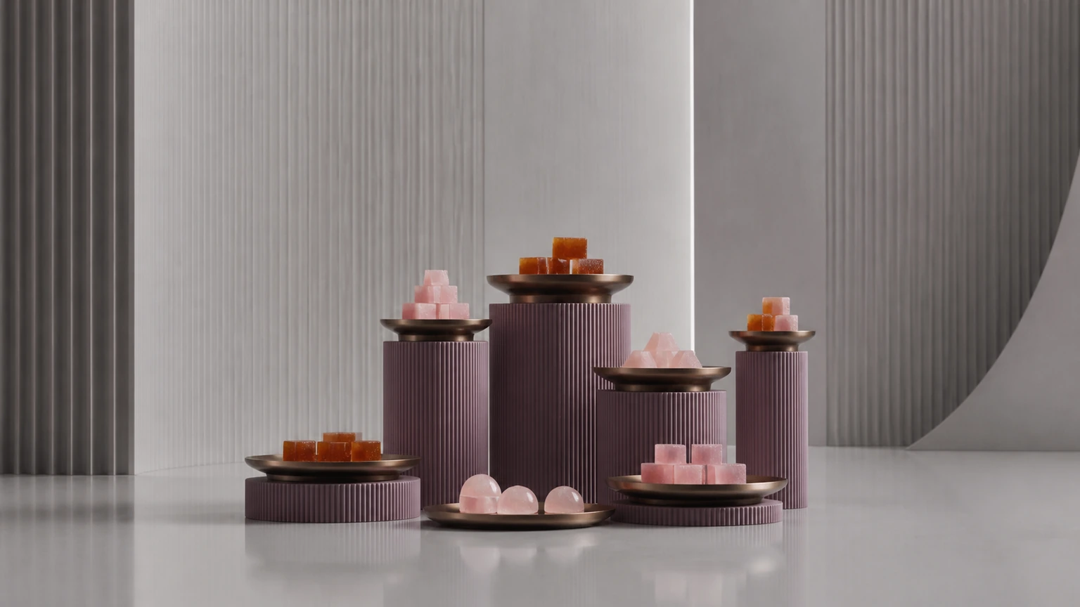 Présentoir sculptural mauve et bronze avec confiseries roses et ambrées sans étiquette.