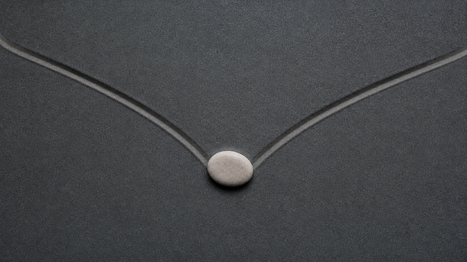 Illustration : sable sombre, pierre plate, deux sillons divergents.