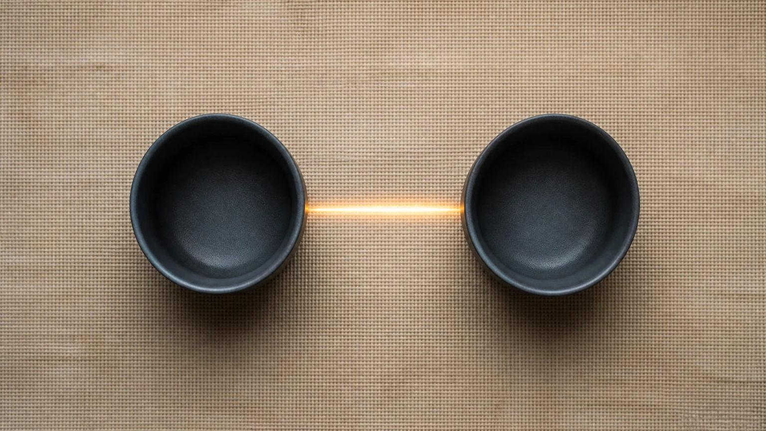 Illustration : deux tasses, tapis tissé, lumière.