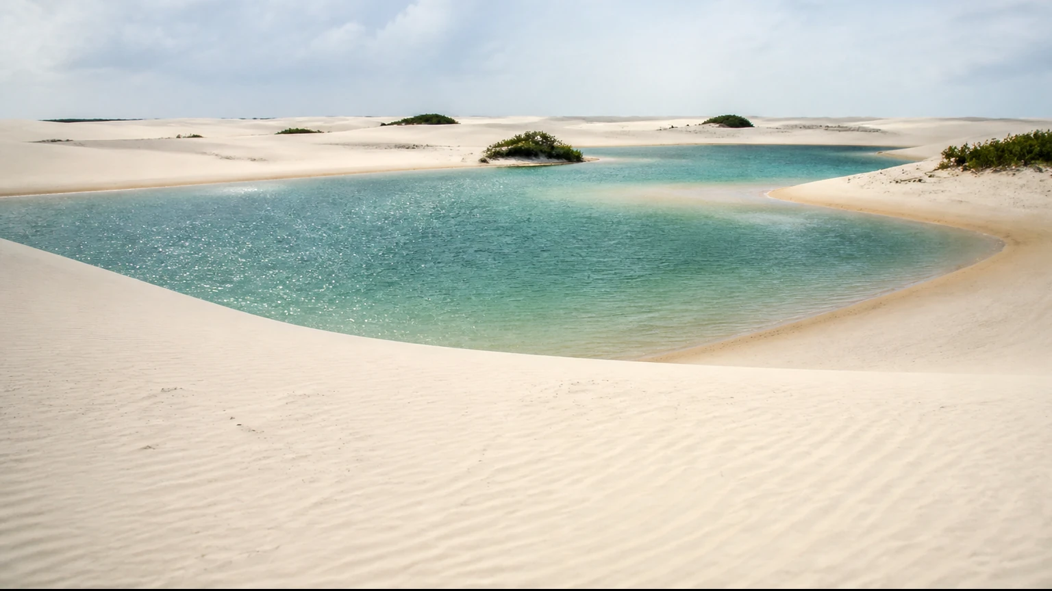 Paysage naturel de dunes et lagune pour un itinéraire de voyage de noces au Brésil