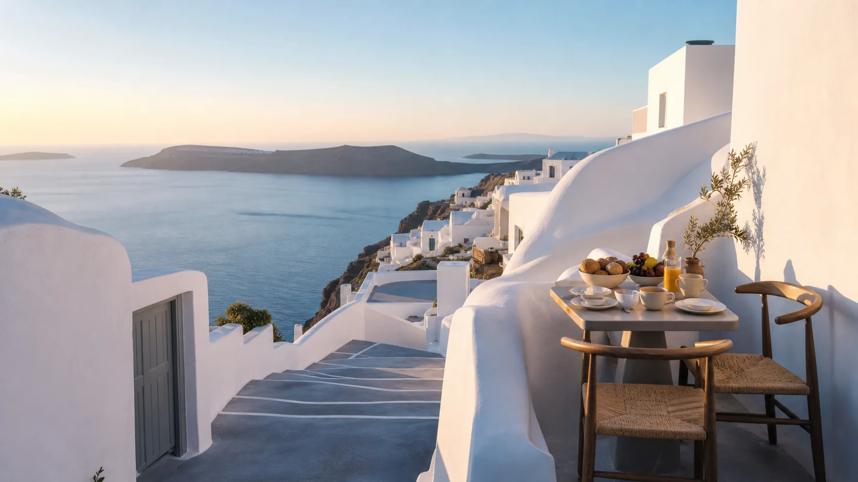 Terrasse de petit-déjeuner sans personne à Imerovigli avec vue sur la caldeira