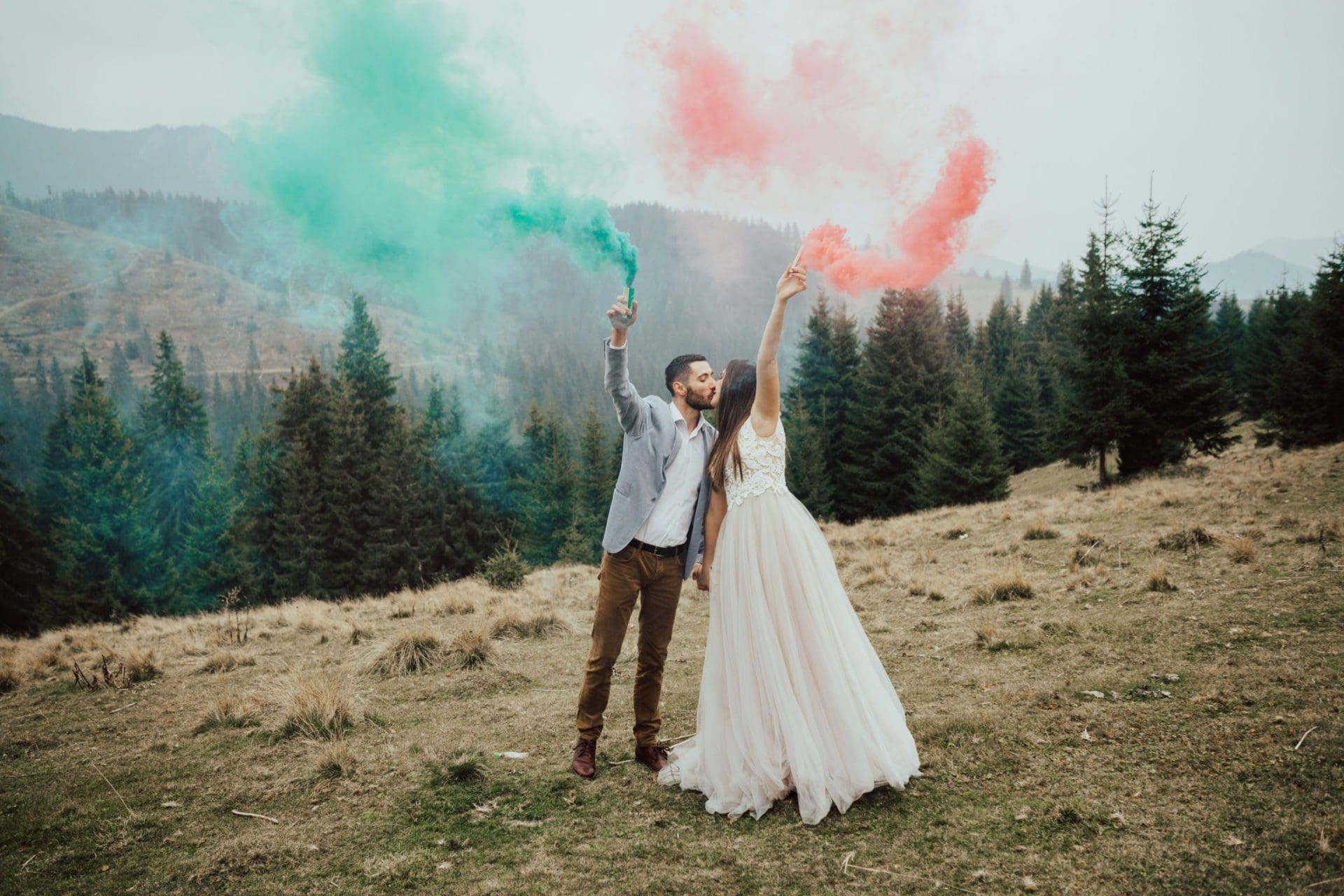 Catégorie : <span>Inspiration et Tendances</span> : Vos photos de mariages avec fumigènes: simple et magnifique.