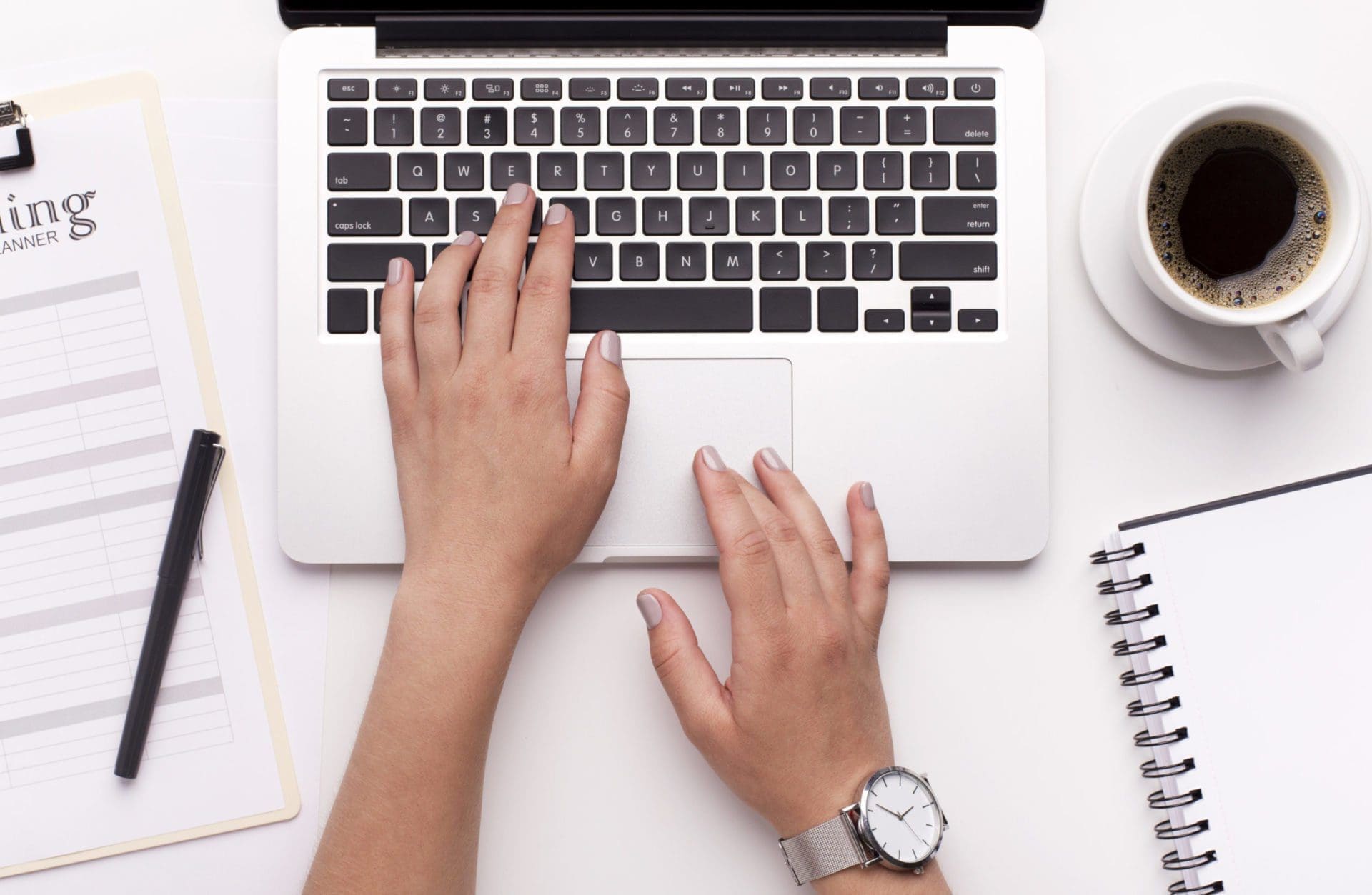 Femme éditant sa liste de mariage en ligne