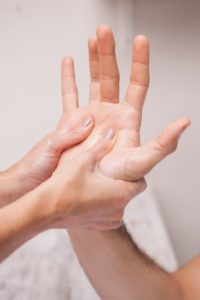 Massage de la main après manucure